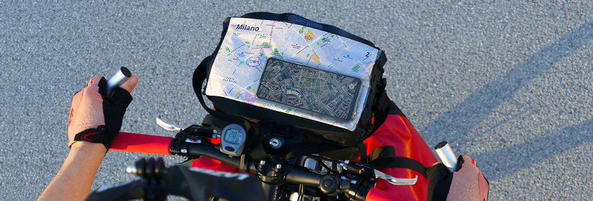 Zemljevid in telefon na kolesarski torbici